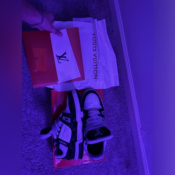 Selling my lvs comes with receipt - Picture 1 of 1